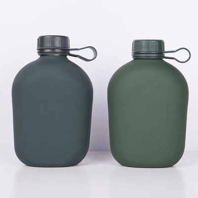 Estudiantes de formación de campamento botella de agua cuerpo de aluminio con acabado mate recubierto de caucho con bolsas de hombro rayas