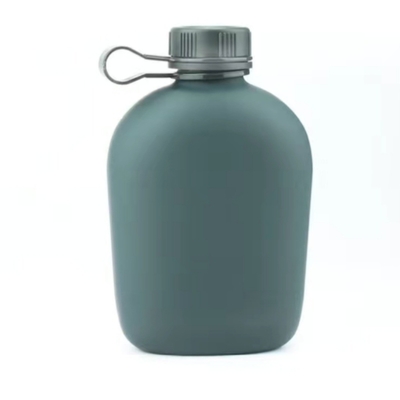 Estudiantes de formación de campamento botella de agua cuerpo de aluminio con acabado mate recubierto de caucho con bolsas de hombro rayas