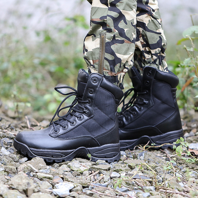 Botas tácticas de combate construidas para soportar las demandas de combate y operaciones tácticas