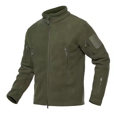 Vestido de pelo táctico de invierno de color verde oliva para entrenamiento.