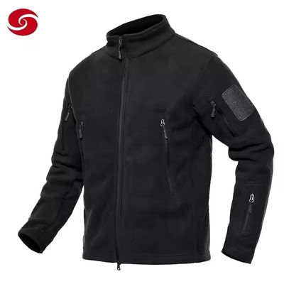 Vestido de pelo táctico de invierno de color verde oliva para entrenamiento.